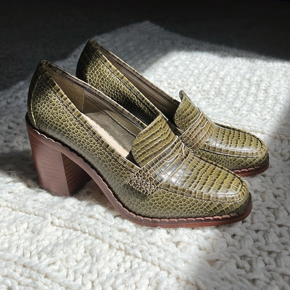 Vince Camuto Carigina green loafer!! Size 6